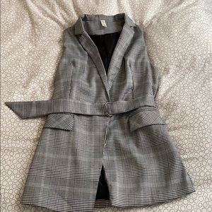 Sleeveless checkered blazer